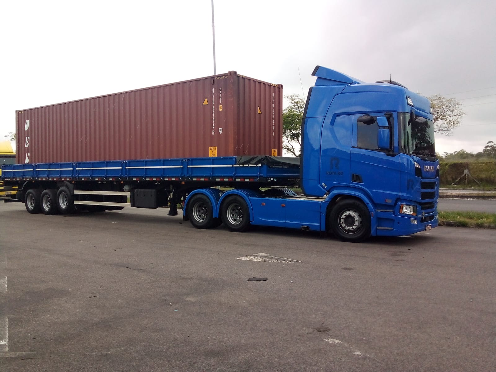 Carreta plataforma com contêiner transportado pela Rota RD