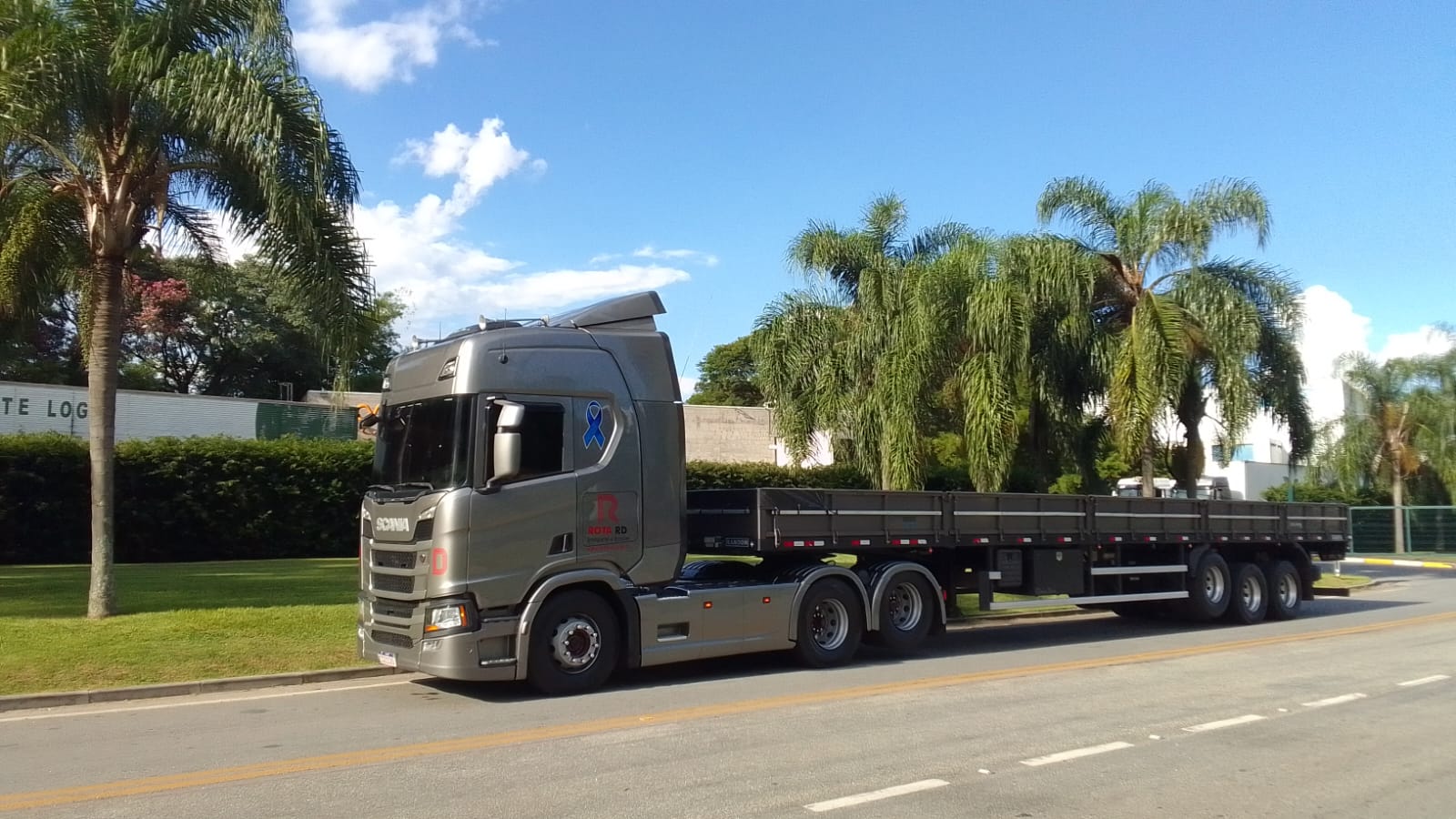 Cavalo mecânico Scania com carreta plataforma da Rota RD