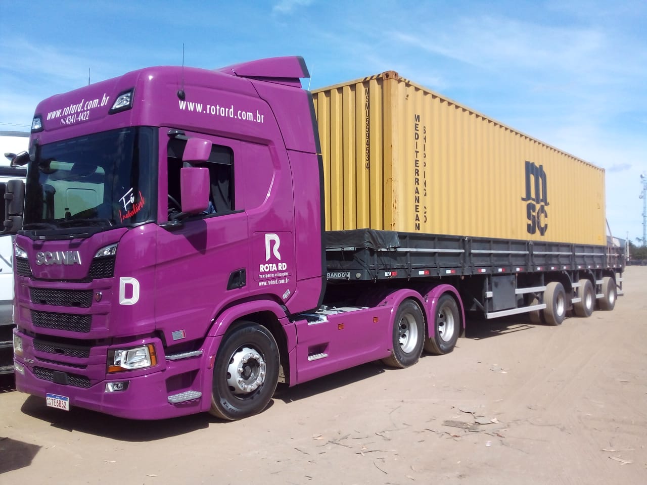 Scania da Rota RD com contêiner de 40 pés em plataforma