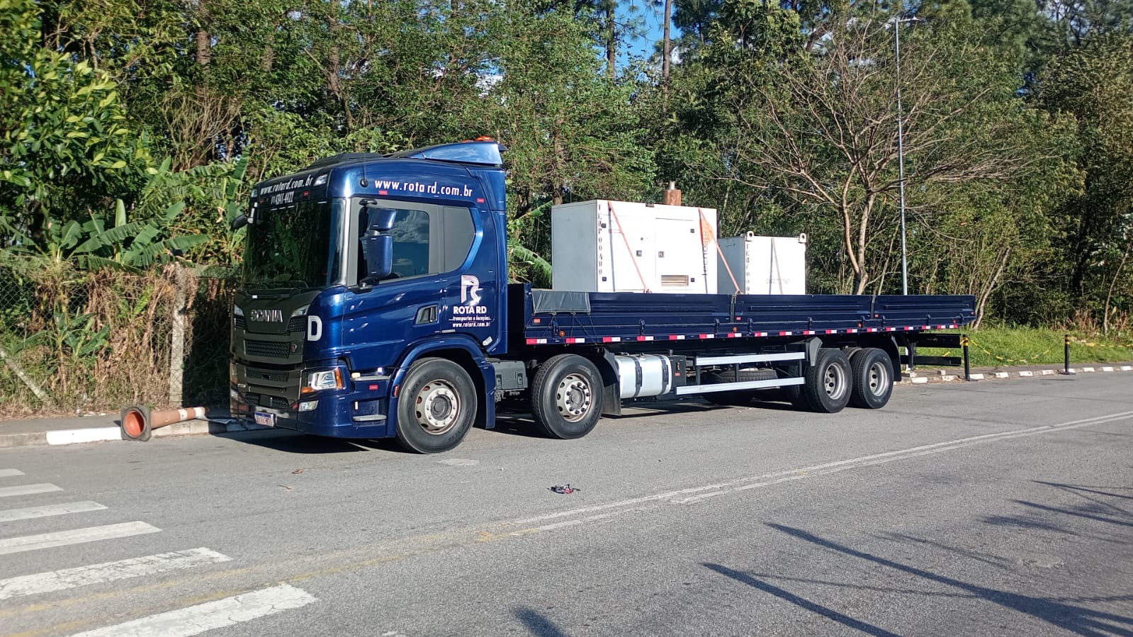 Transporte de geradores em truck plataforma da Rota RD