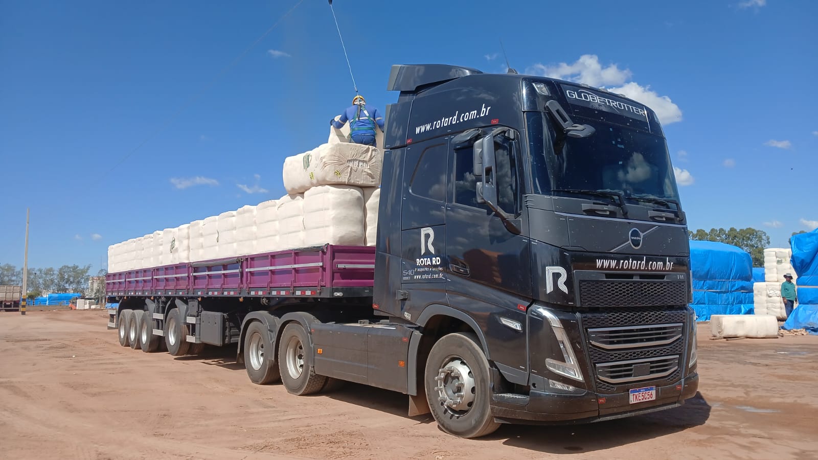 Carga de algodão em carreta da frota Rota RD