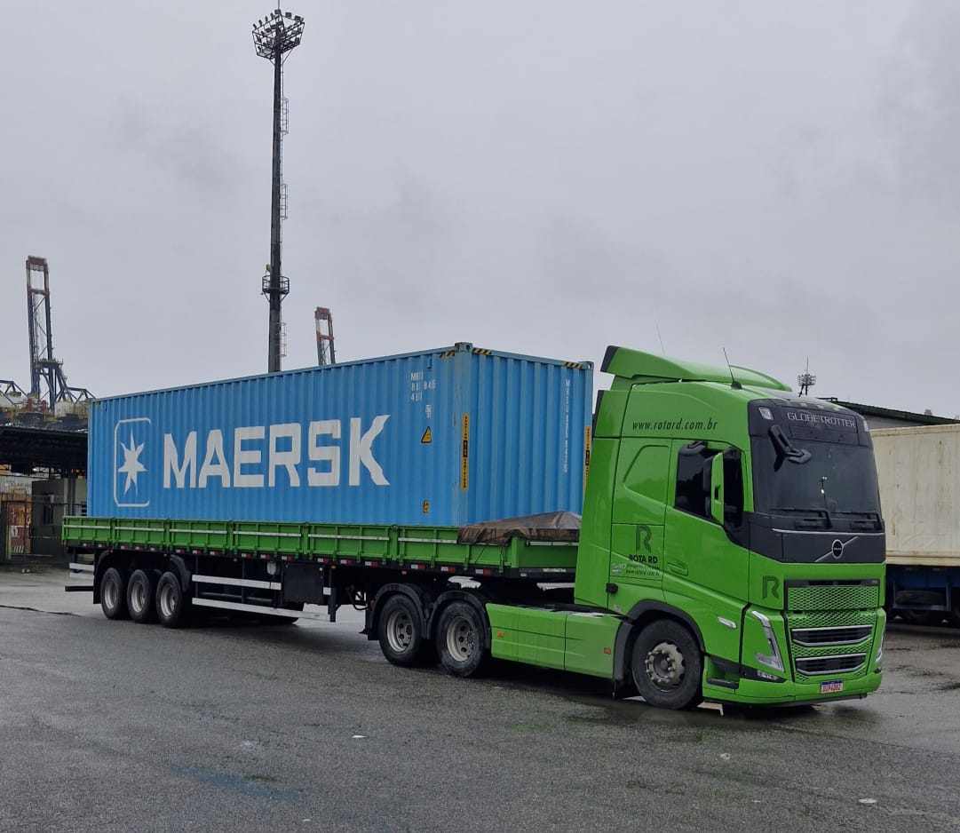 Transporte de contêiner Maersk em carreta plataforma da Rota RD