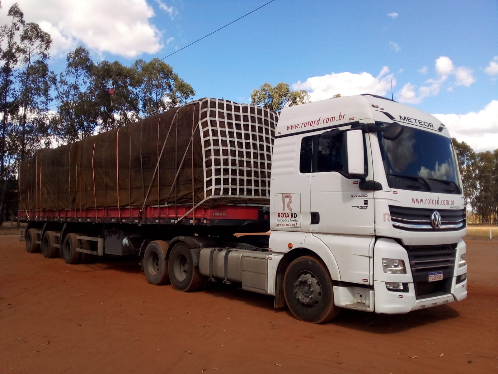 Carreta da Rota RD Transportes com carga seca encerada e protegida